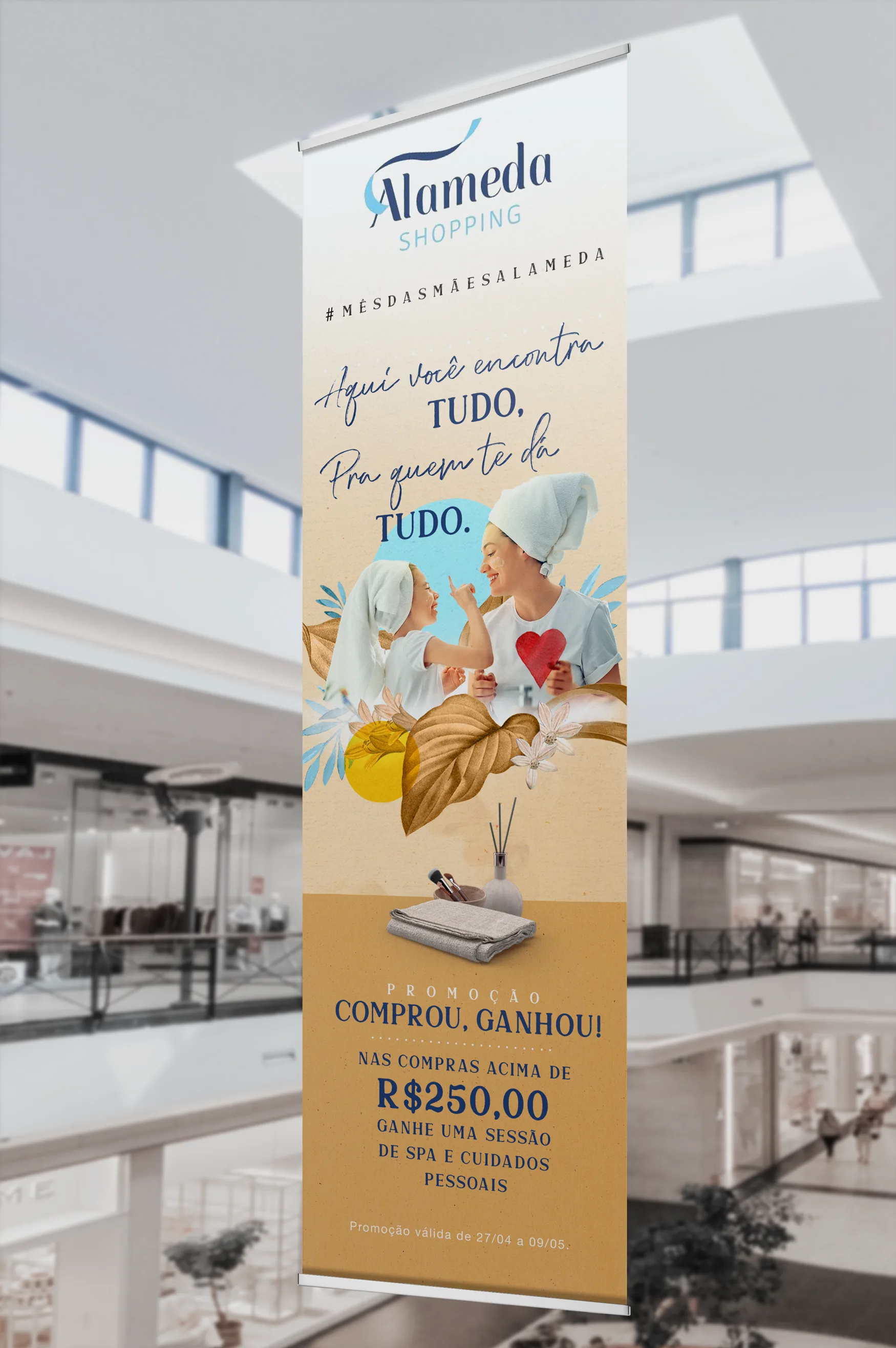 Banner indoor suspenso no vão central do shopping com a arte da campanha