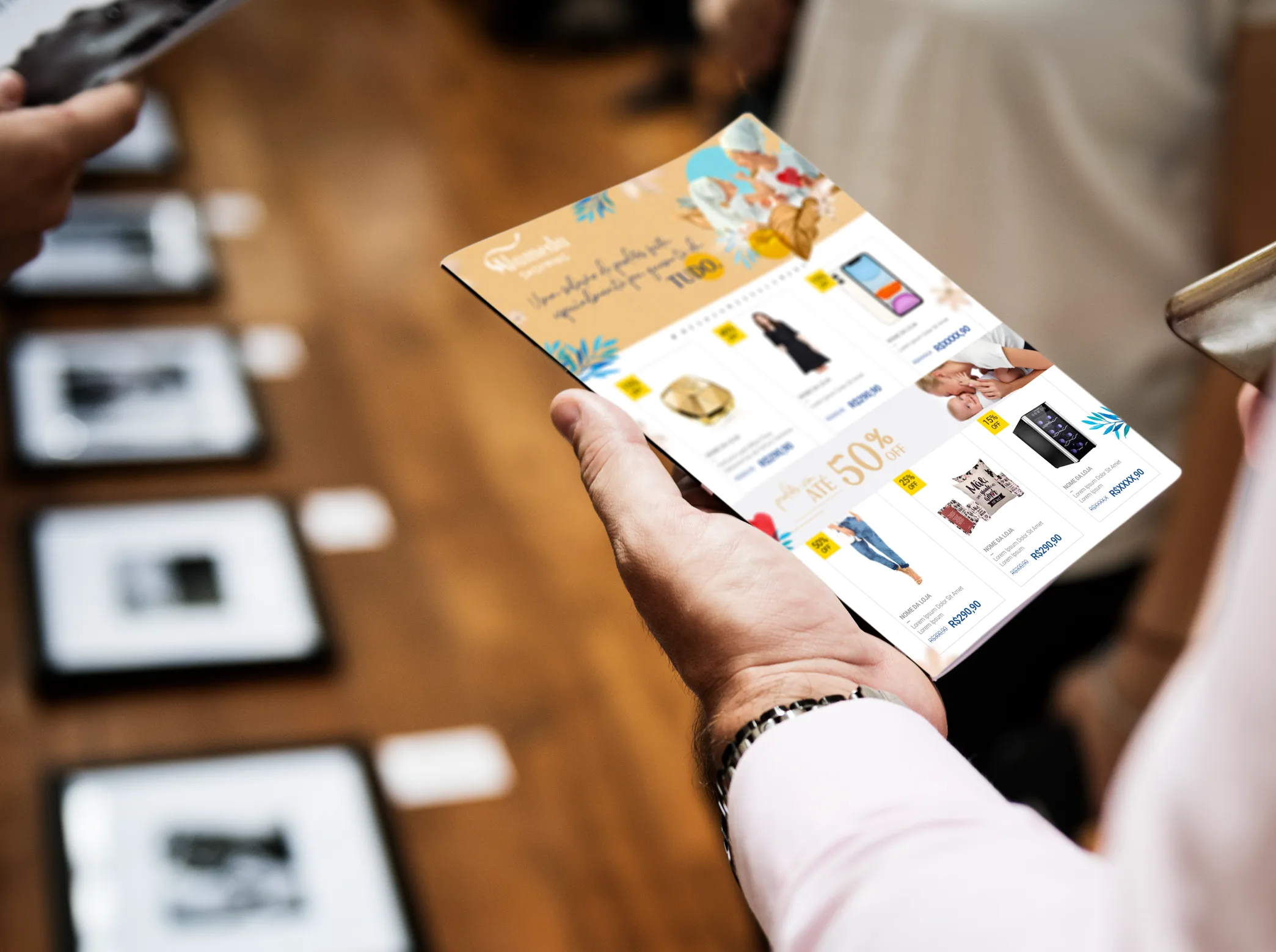 Catálogo impresso de ofertas nas mãos de um cliente