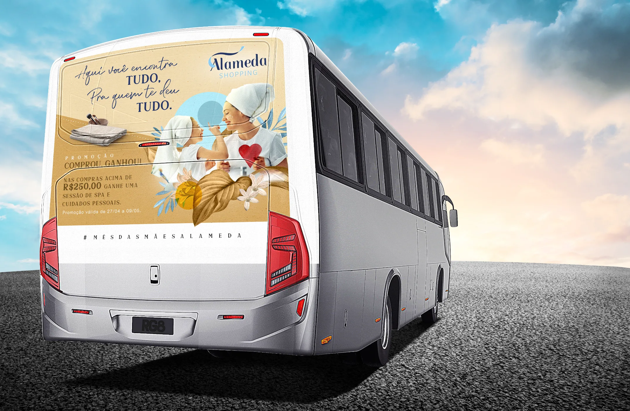 Busdoor com a arte da campanha na traseira de um ônibus