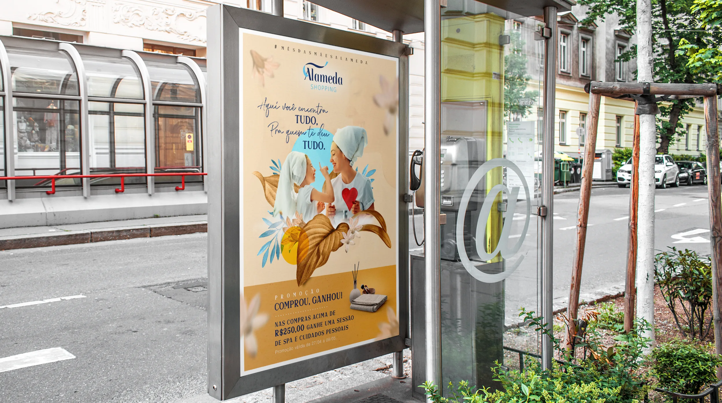 Cartaz da campanha em mobiliário urbano ao lado de ponto de ônibus