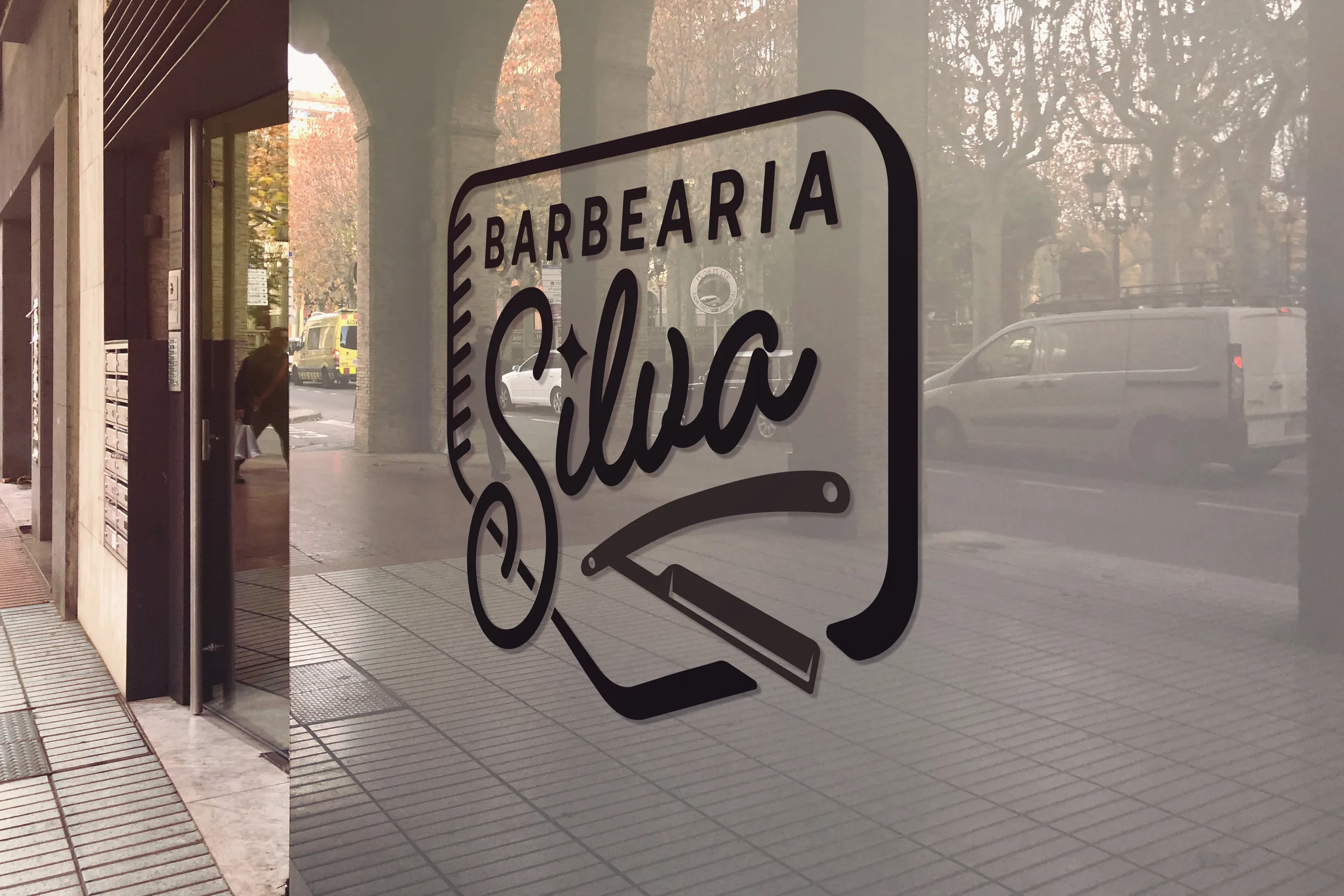 Logo adesivado em vitrine de vidro
