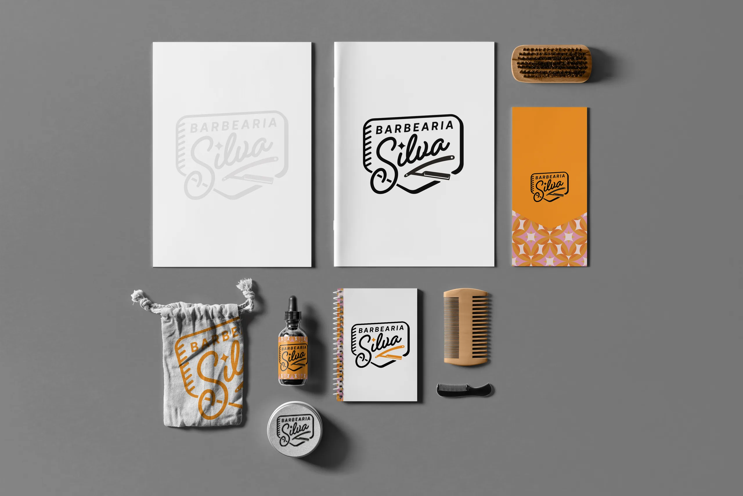 Papelaria e produtos da marca em flat lay